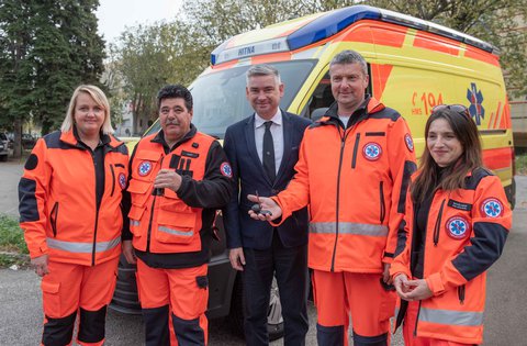 Il presidente Miletić ha consegnato alle succursali di Albona e Pinguente le chiavi di tre nuovi veicoli del servizio medico di emergenza