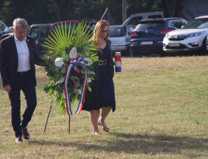 La vicepresidente della Regione Jessica Acquavita ha depositato a Plovania le corone di fiori in occasione della Giornata della lotta antifascista