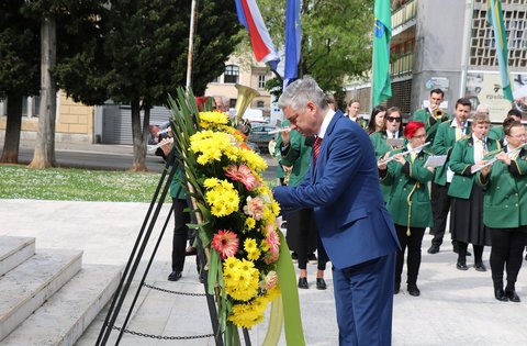 Il presidente Boris Miletić ha deposto le corone di fiori in occasione della Giornata della vittoria sul fascismo e della Giornata dell'Europa