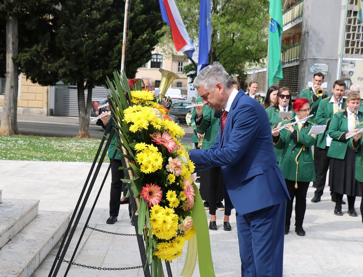 Il presidente Boris Miletić ha deposto le corone di fiori in occasione della Giornata della vittoria sul fascismo e della Giornata dell'Europa
